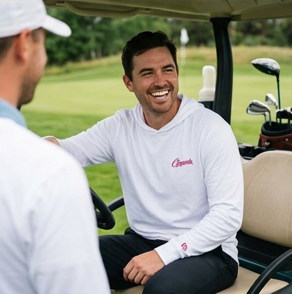 Chiqueada | Hooded Long Sleeve Tee Sweater in a golf lifestyle photo 5