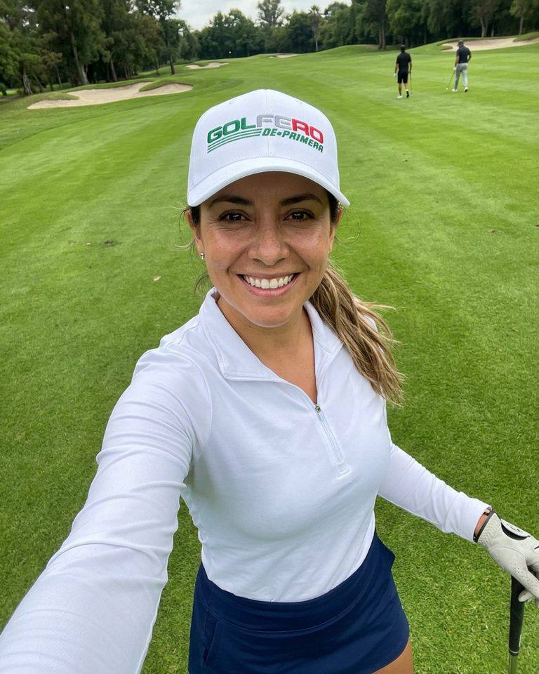 Golfero de Primera in a golf lifestyle photo 4