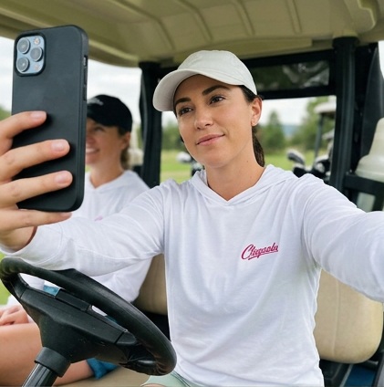 Chiqueada | Hooded Long Sleeve Tee Sweater in a golf lifestyle photo 2